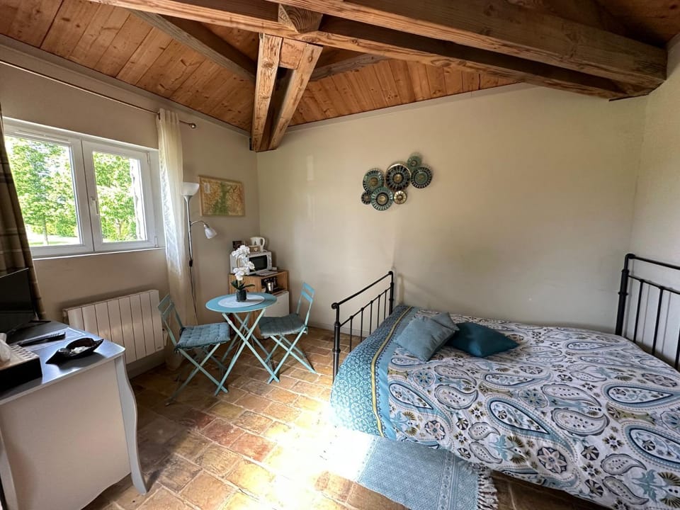 Bed, Dining area, Bedroom