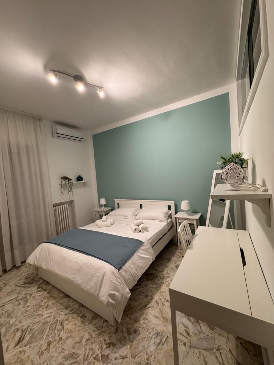 Bed, TV and multimedia, Photo of the whole room, Bedroom, towels, air conditioner