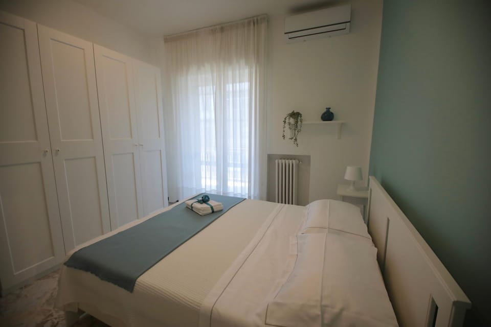 Bed, Photo of the whole room, Bedroom, internet, wardrobe, air conditioner