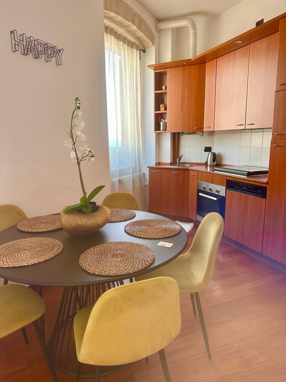 Kitchen or kitchenette, Living room, Seating area, Dining area, stove