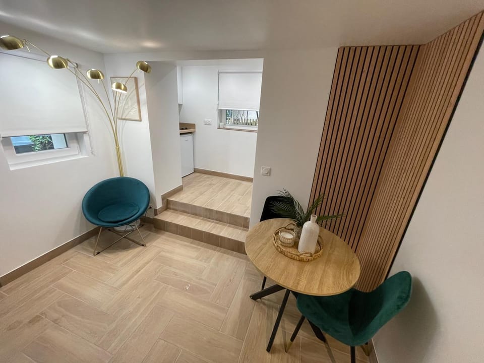Kitchen or kitchenette, Seating area, Dining area