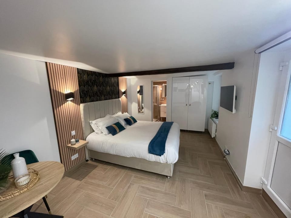 Bed, Photo of the whole room, towels, wardrobe