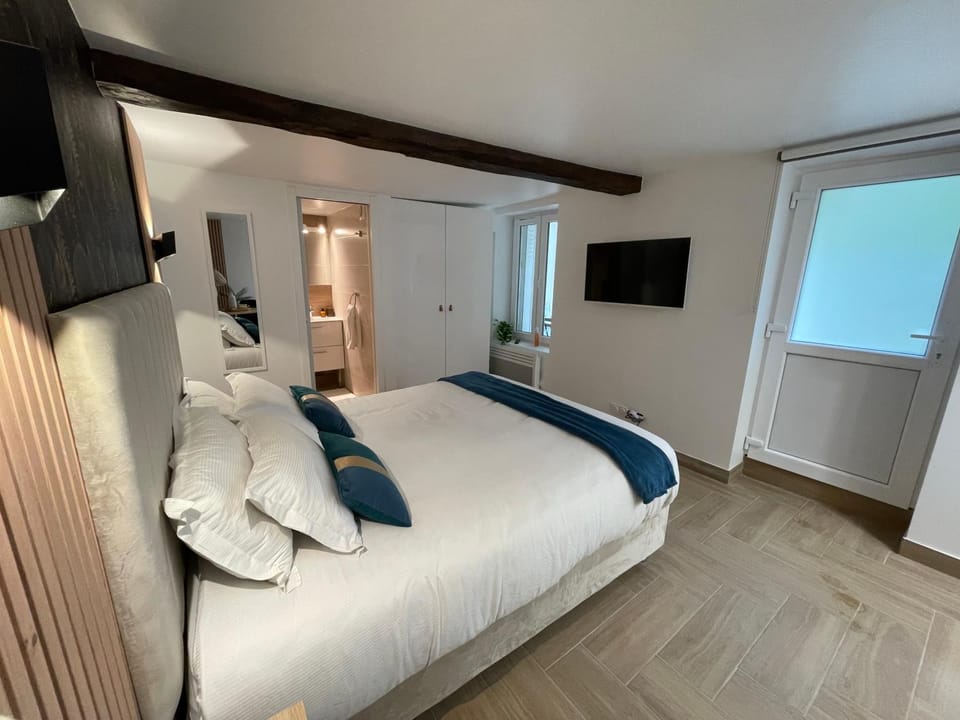 TV and multimedia, Photo of the whole room