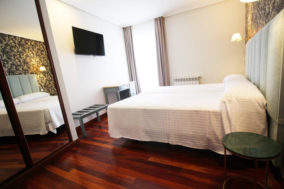 Communal lounge/ TV room, Bed, TV and multimedia, Photo of the whole room, Bedroom