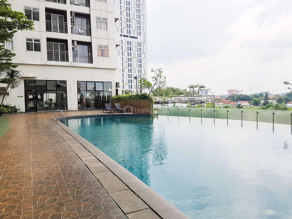 Property building, Bed, Swimming pool