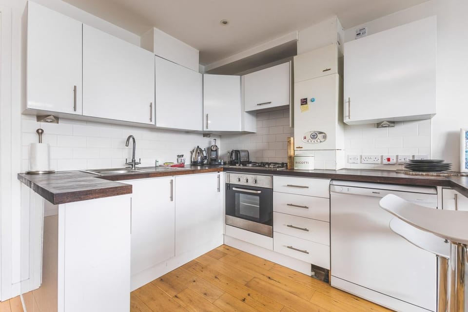 Modern Cosy Apartment On Vibrant Deptford High Street Apartment in London Borough of Lewisham