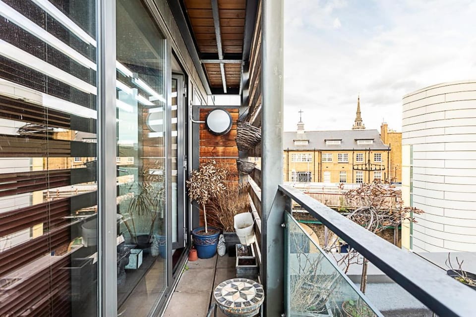 Modern Cosy Apartment On Vibrant Deptford High Street Apartment in London Borough of Lewisham