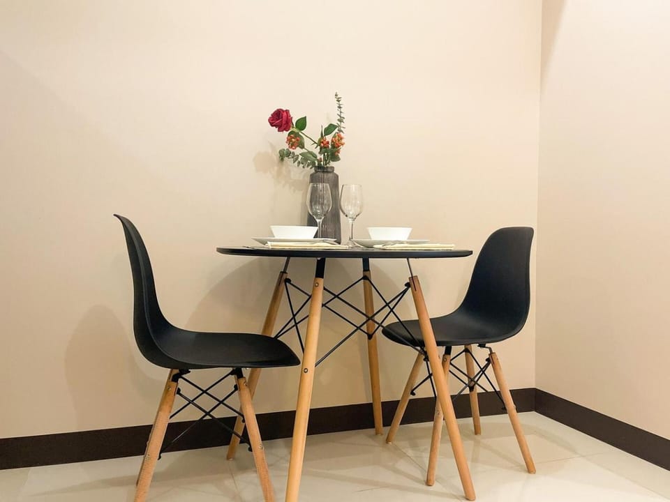 BGC Condo Facing Mitsukoshi Mall #upt122g House in Makati
