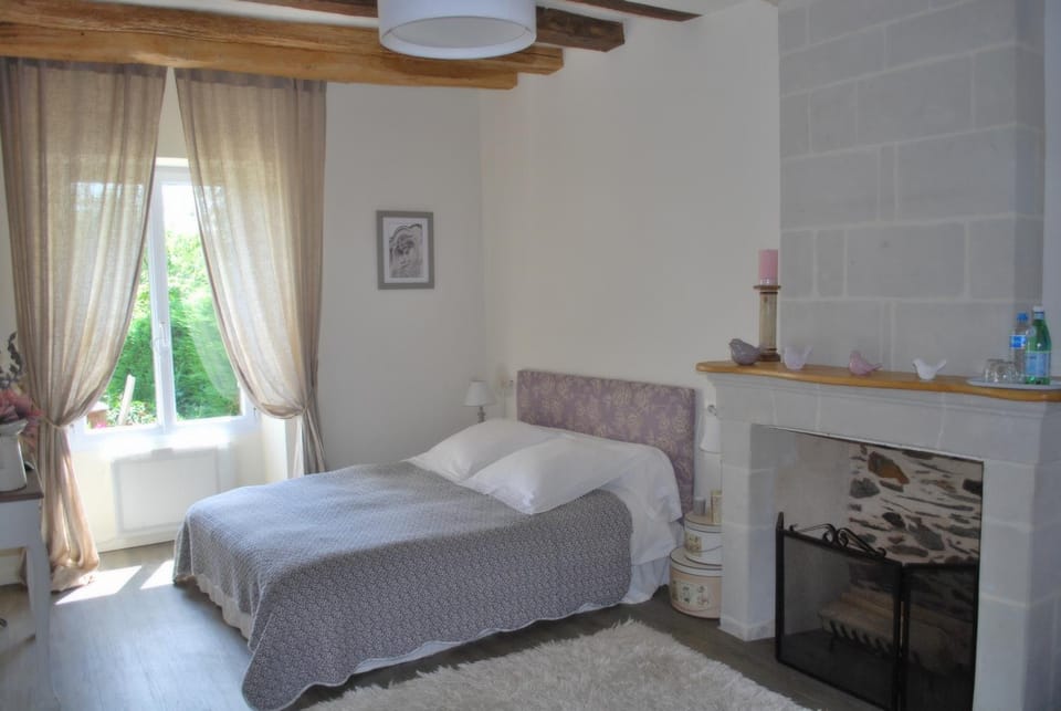 Photo of the whole room, cot