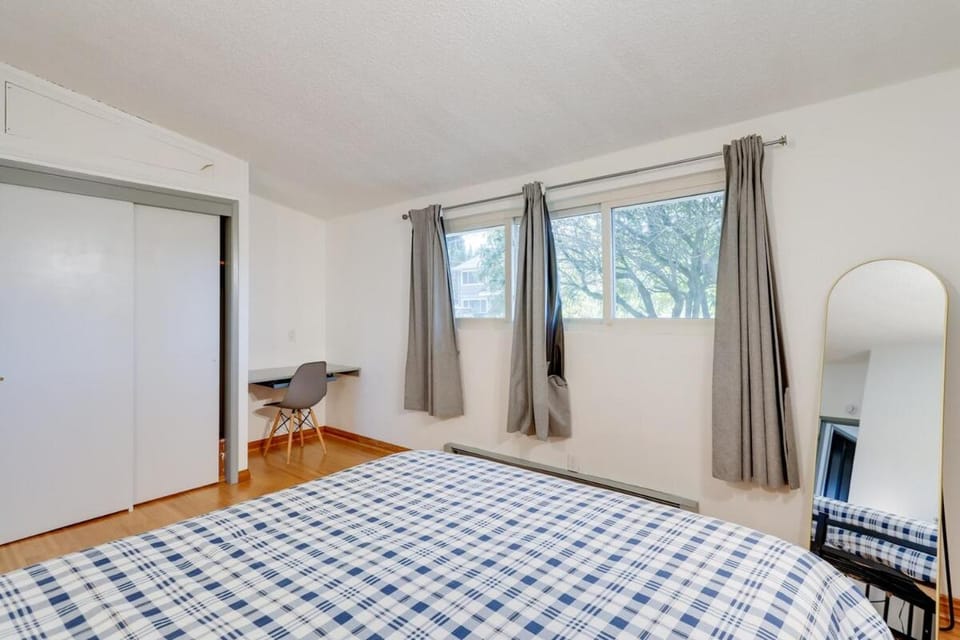 Entire Home 3 bds 2 bats Apartment in Seattle
