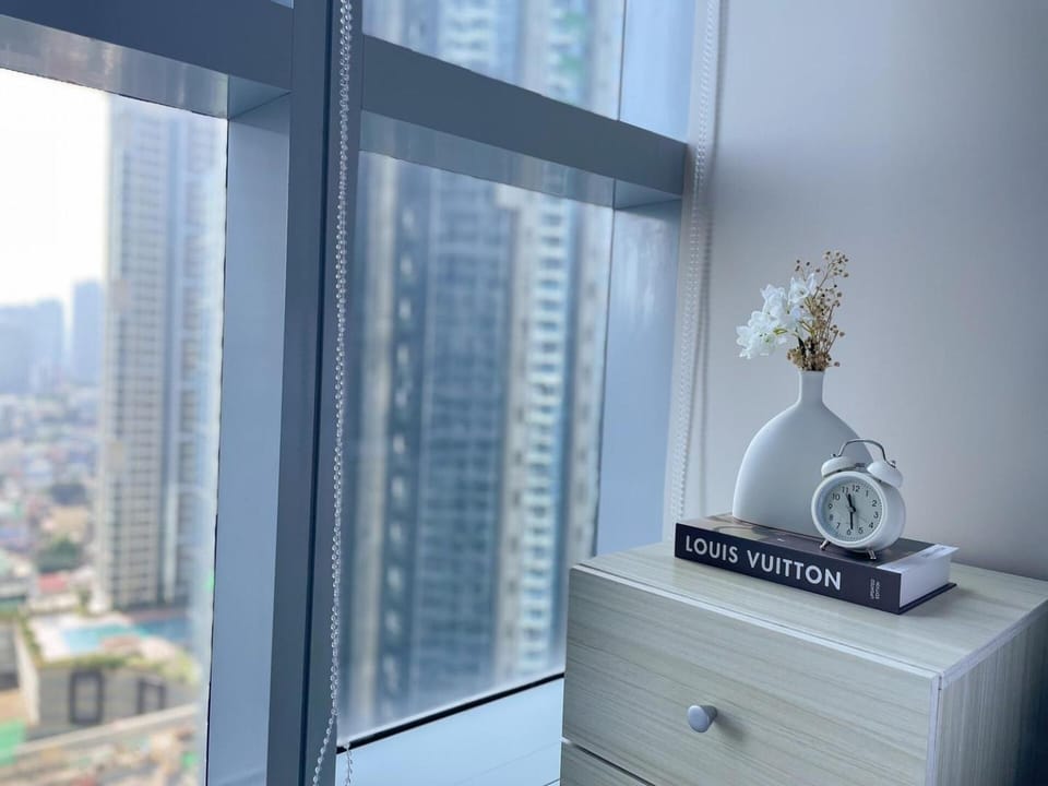 Chic BGC Condo Near Uptown Parade #upt124r Apartment in Makati
