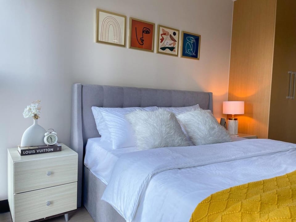 Chic BGC Condo Near Uptown Parade #upt124r Apartment in Makati