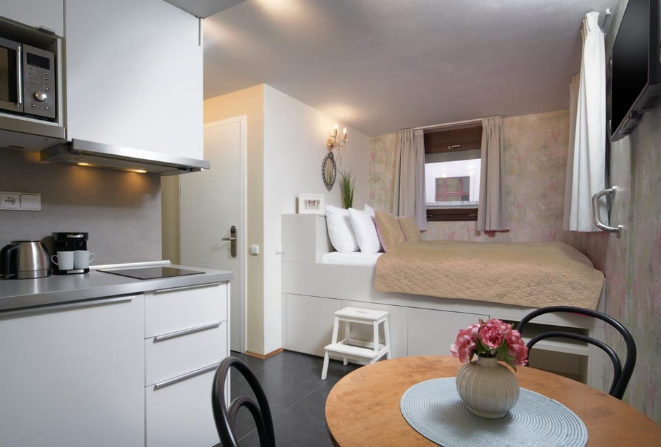 Kitchen or kitchenette, Guests