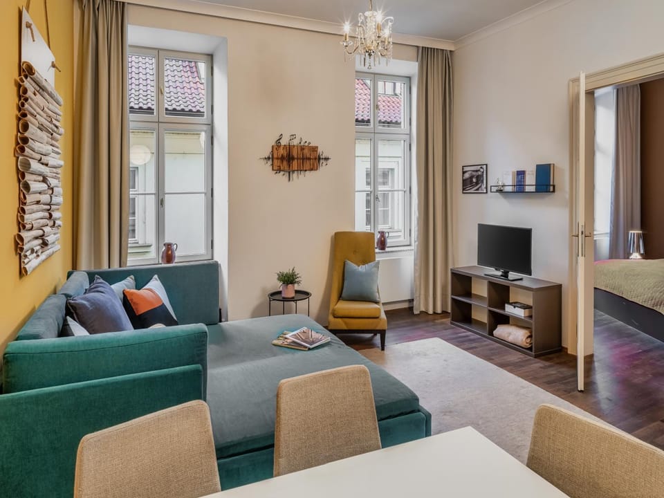 Living room, Guests