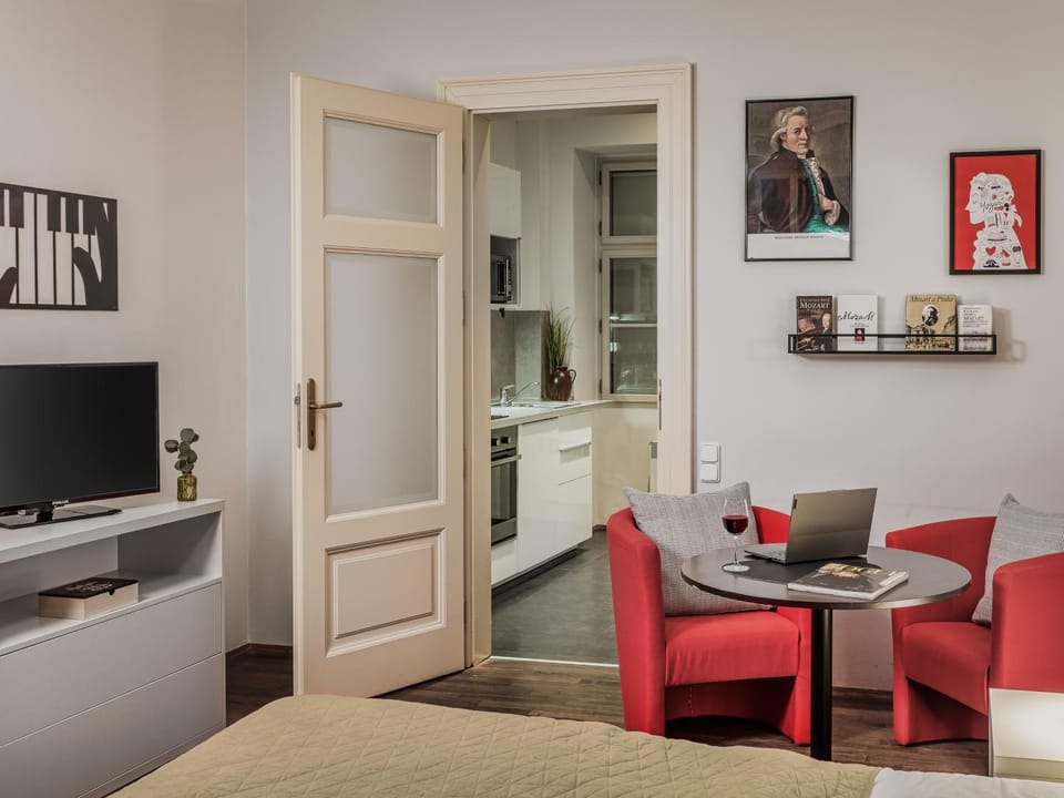 Living room, Guests