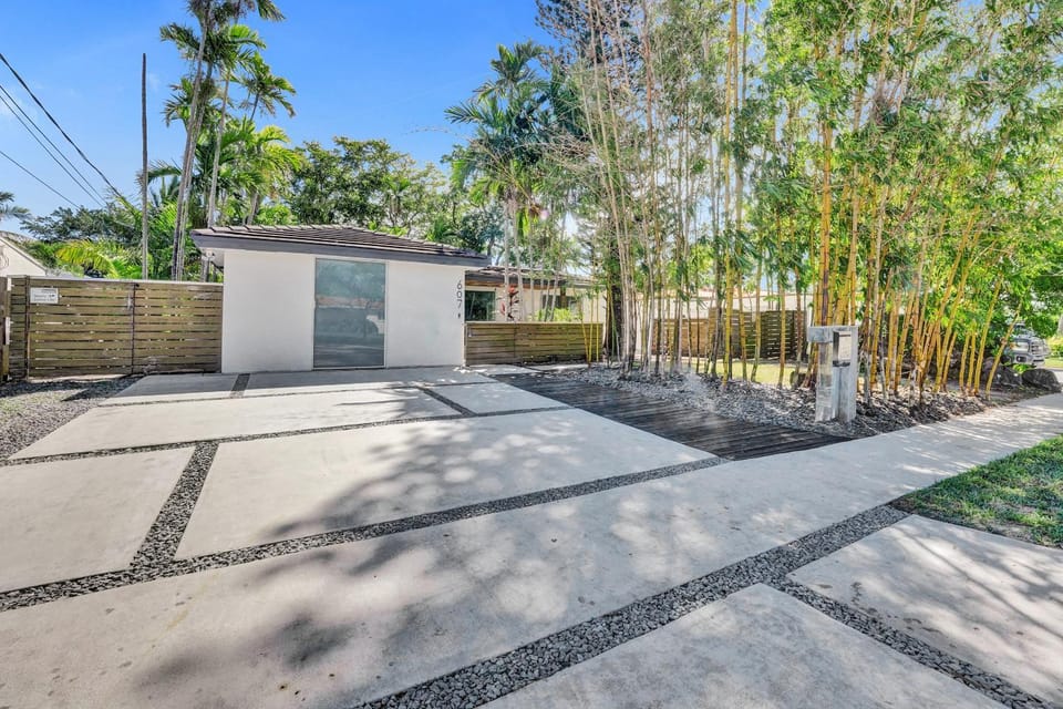 Property building, Facade/entrance, Spring, Day, Natural landscape, Garden, Garden view, Street view