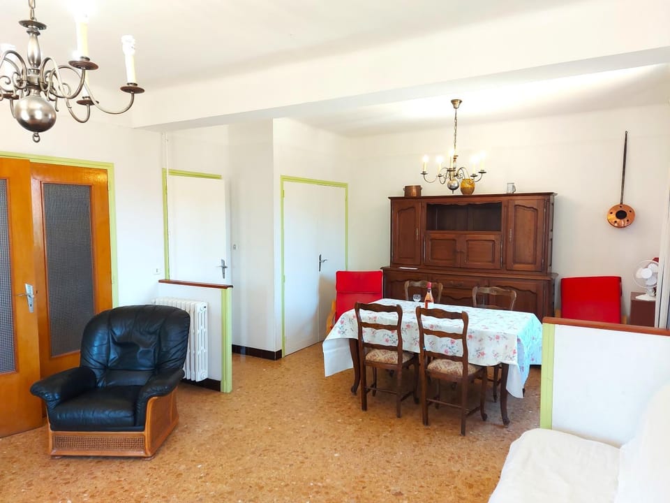 Seating area, Dining area