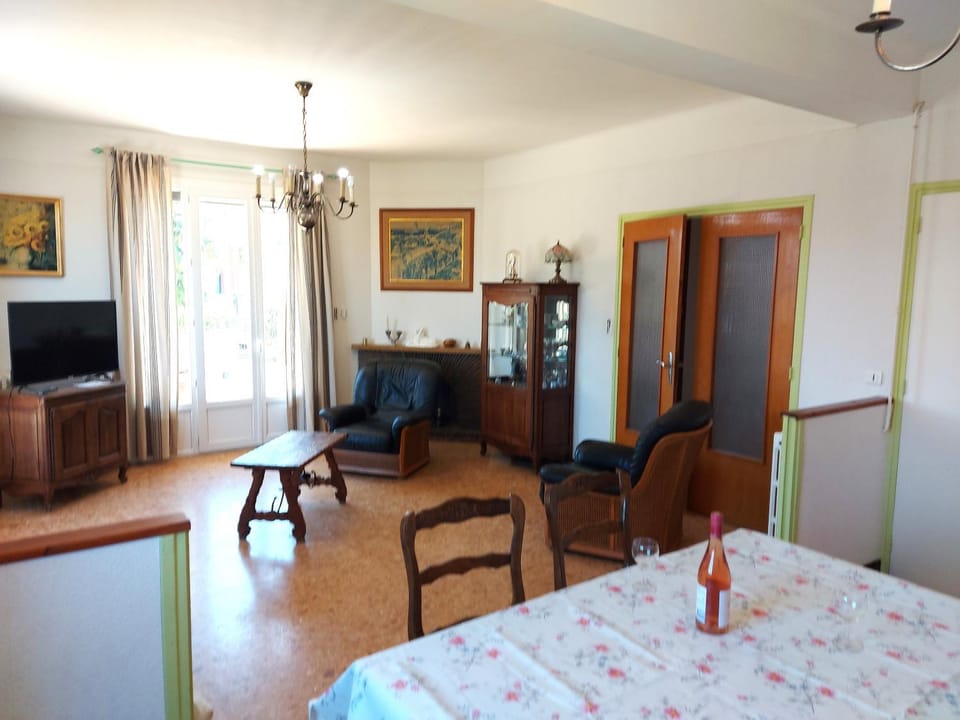 TV and multimedia, Living room, Seating area, Dining area, fireplace