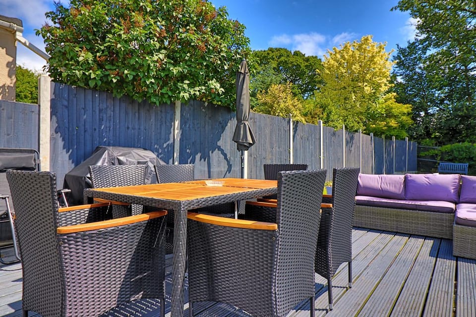 Seating area, Dining area, Garden view