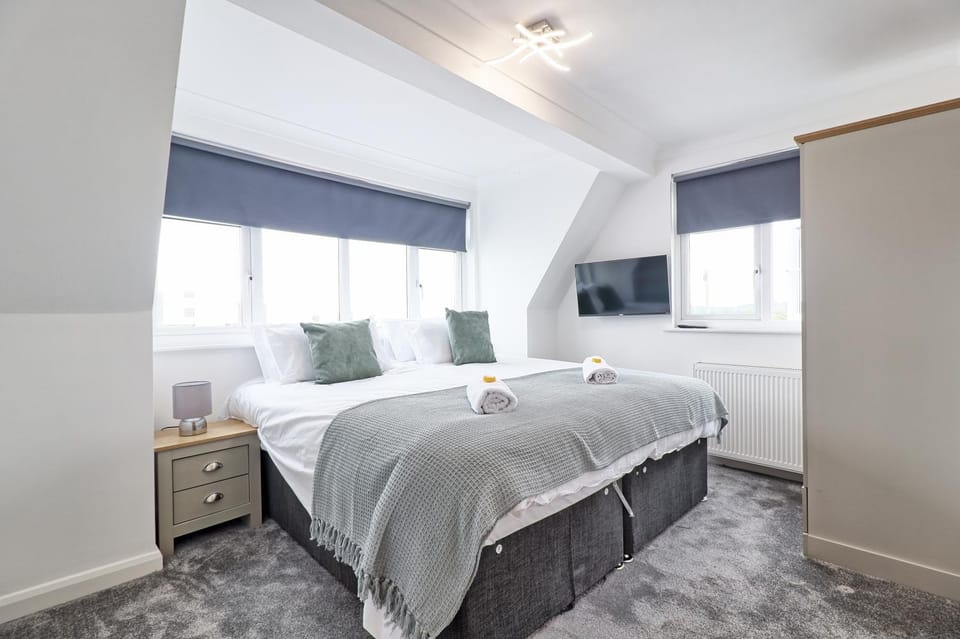 Bed, TV and multimedia, Photo of the whole room, Bedroom