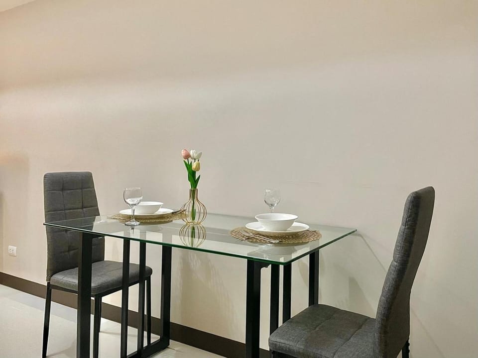 Prime BGC Condo Near Grand Hyatt #upt131q House in Makati