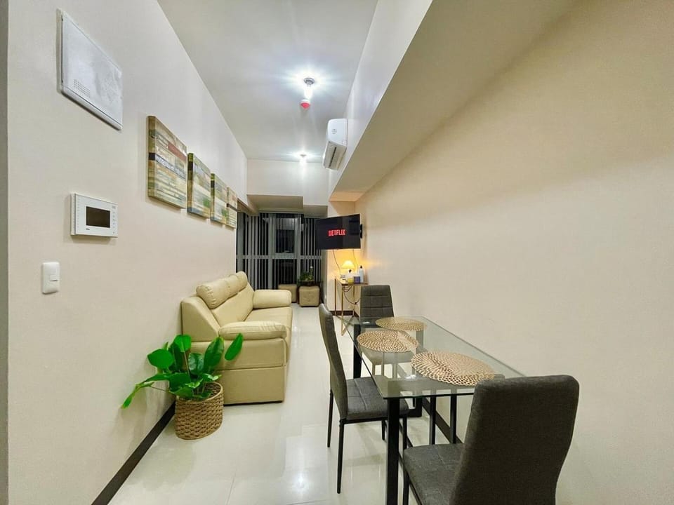 Prime BGC Condo Near Grand Hyatt #upt131q House in Makati