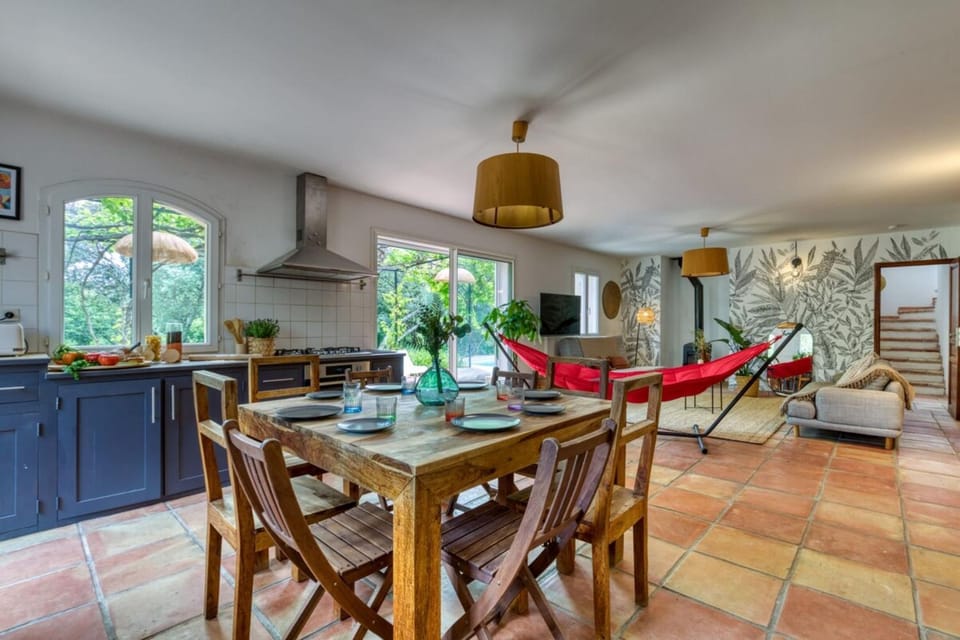 Kitchen or kitchenette, Dining area, stove