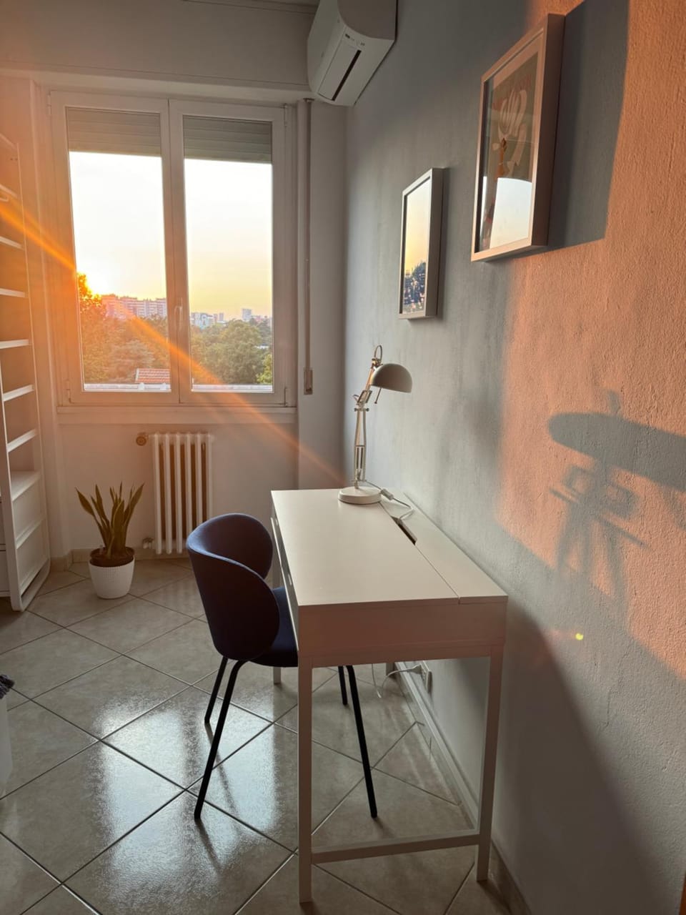 Seating area, internet, air conditioner