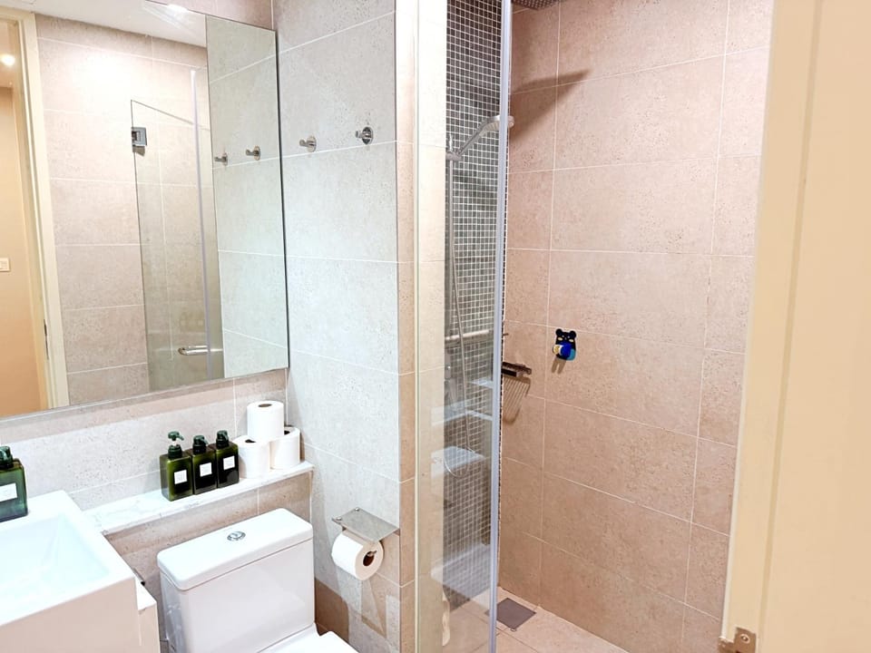 Shower, Toilet
