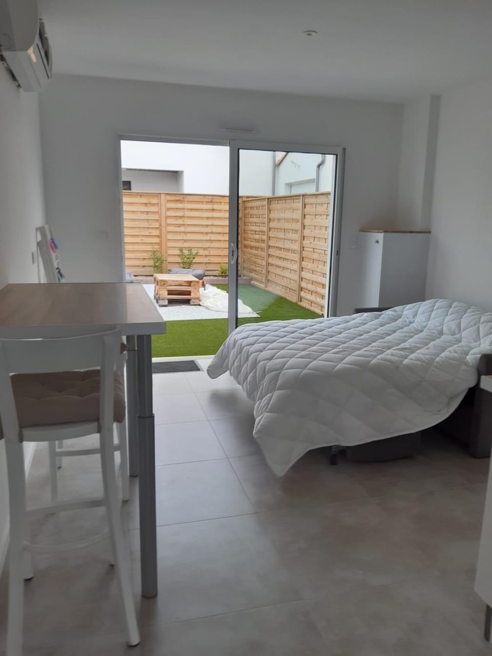 Bed, Living room, Photo of the whole room, Dining area, Bedroom