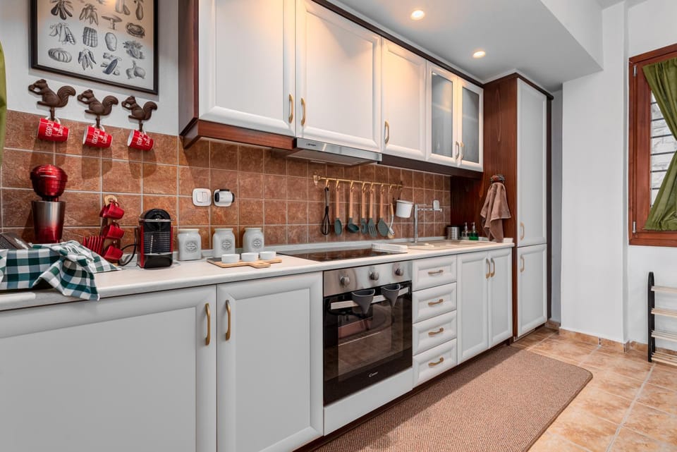 Coffee/tea facilities, Kitchen or kitchenette, oven, stove