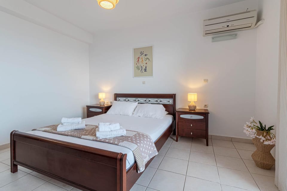 Bed, Bedroom, towels, air conditioner