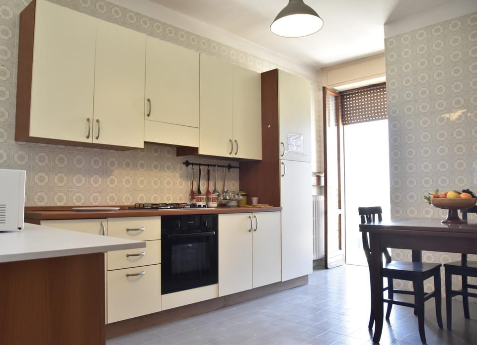 Kitchen or kitchenette, Dining area, microwave, oven, pet friendly, stove, kitchen