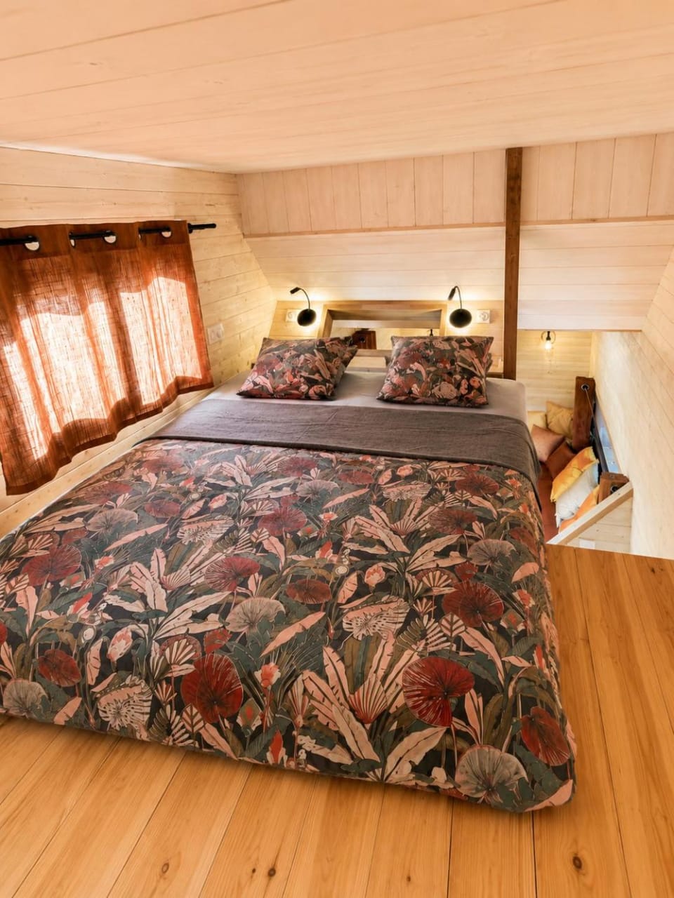 Bed, Night, Photo of the whole room, Bedroom