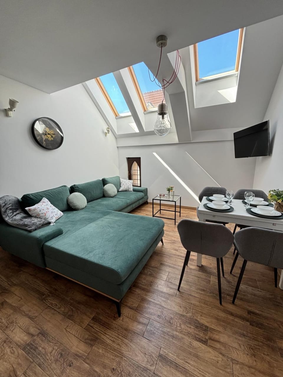 TV and multimedia, Living room, Seating area, Evening entertainment
