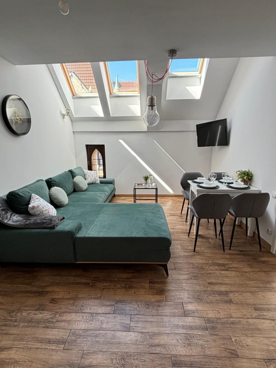 TV and multimedia, Living room, Seating area, Dining area