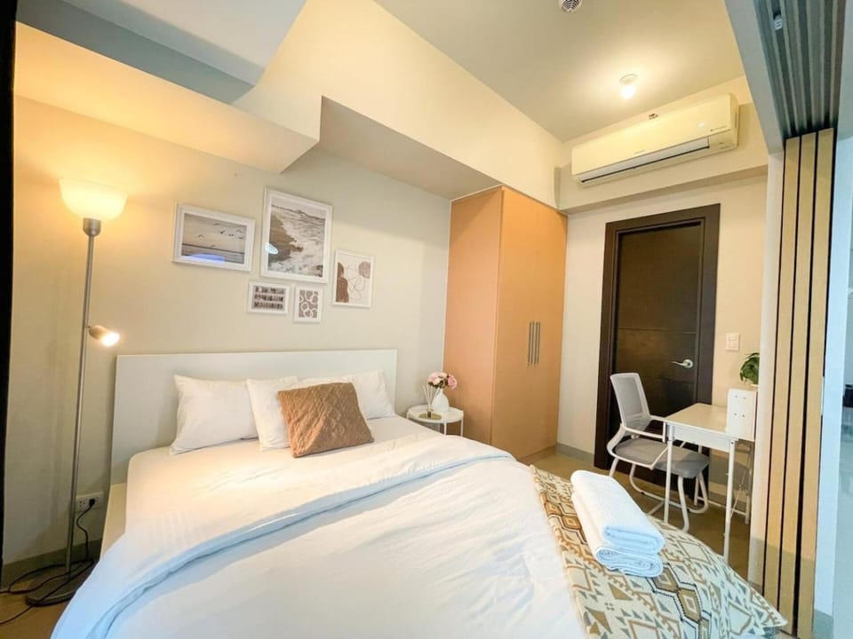 Elegant BGC Condo Across Mitsukoshi Mall #upt27p House in Makati