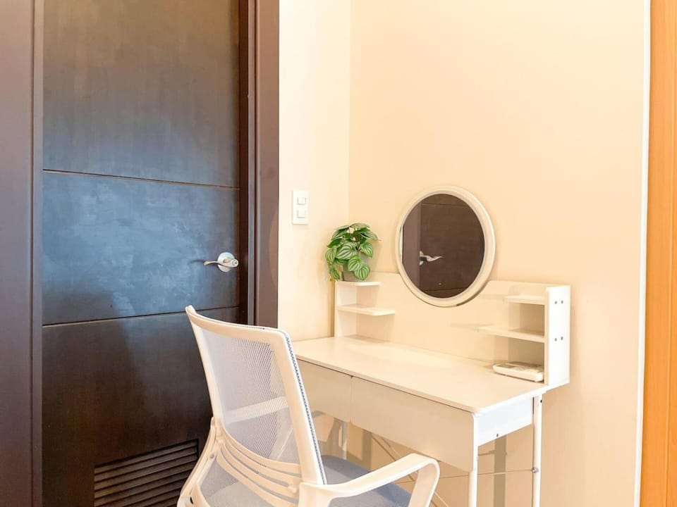 Elegant BGC Condo Across Mitsukoshi Mall #upt27p House in Makati