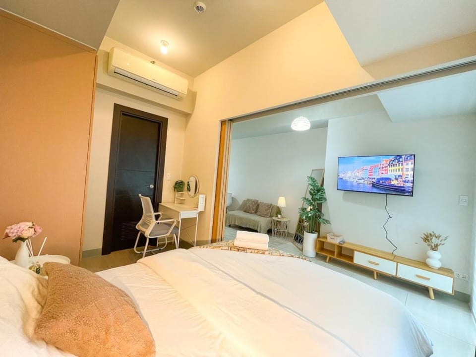 Elegant BGC Condo Across Mitsukoshi Mall #upt27p House in Makati