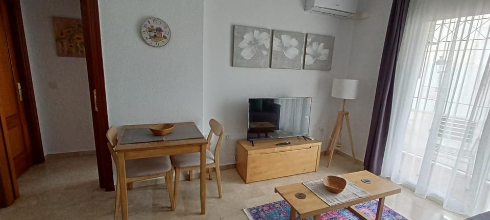 Communal lounge/ TV room, TV and multimedia, Living room, Seating area, Dining area, air conditioner