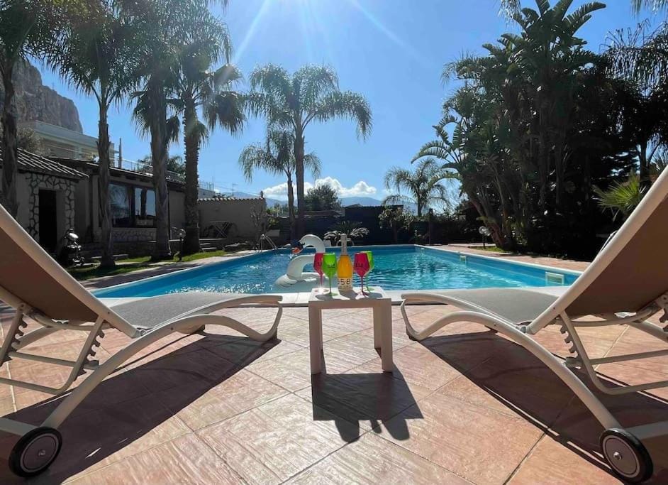 Swimming pool, sunbed