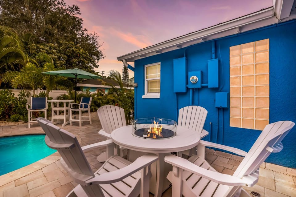 A Reel Beauty - 2 Blocks to Beach! Pool, Spa, Putting Green, by Anna Maria Life Vacation Rentals House in Holmes Beach