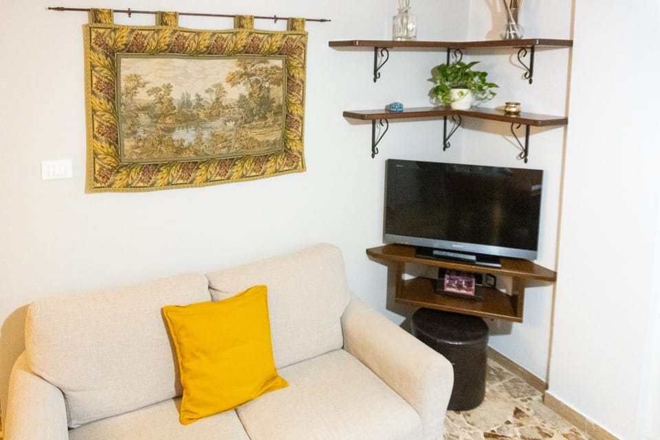 Communal lounge/ TV room, Living room, Seating area