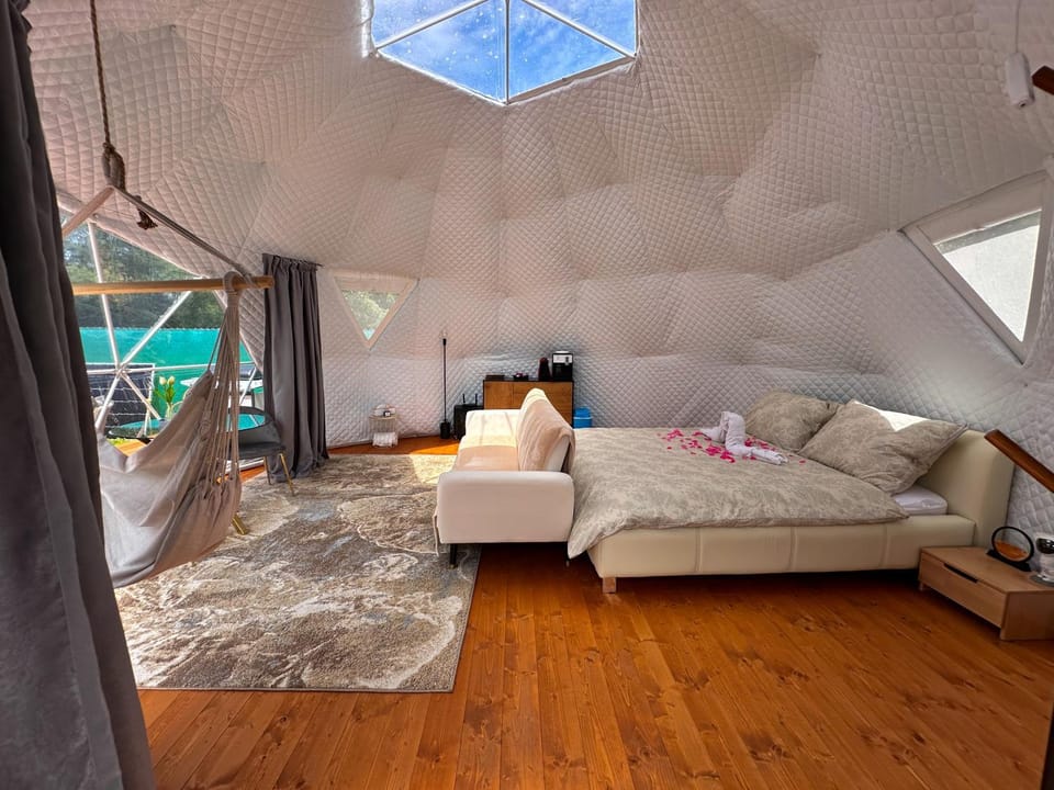 Living room, Photo of the whole room, Seating area, Bedroom