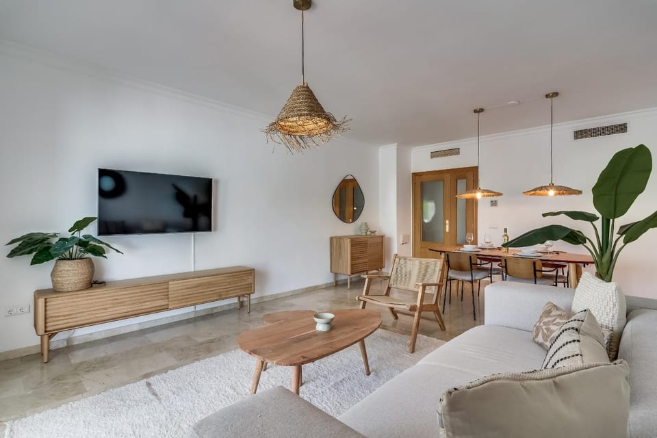 TV and multimedia, Living room, Seating area, Dining area