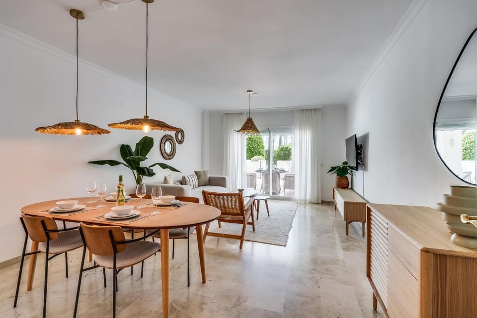 TV and multimedia, Living room, Seating area, Dining area
