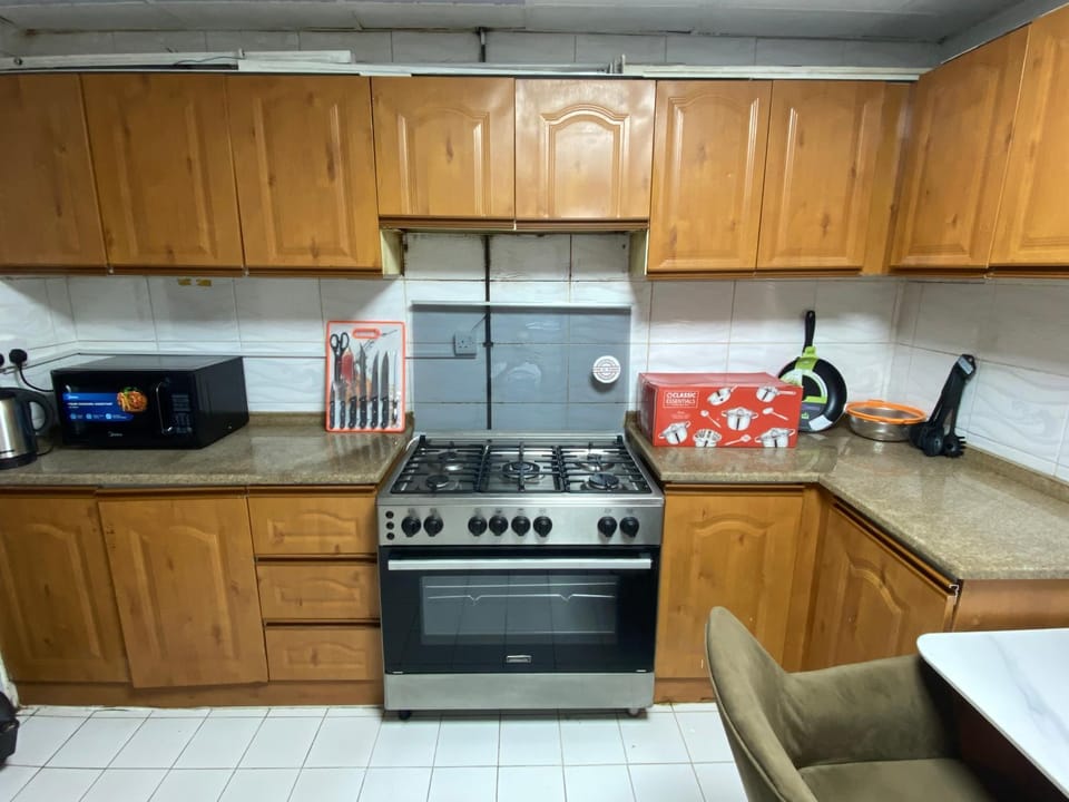 Coffee/tea facilities, Kitchen or kitchenette, oven, stove