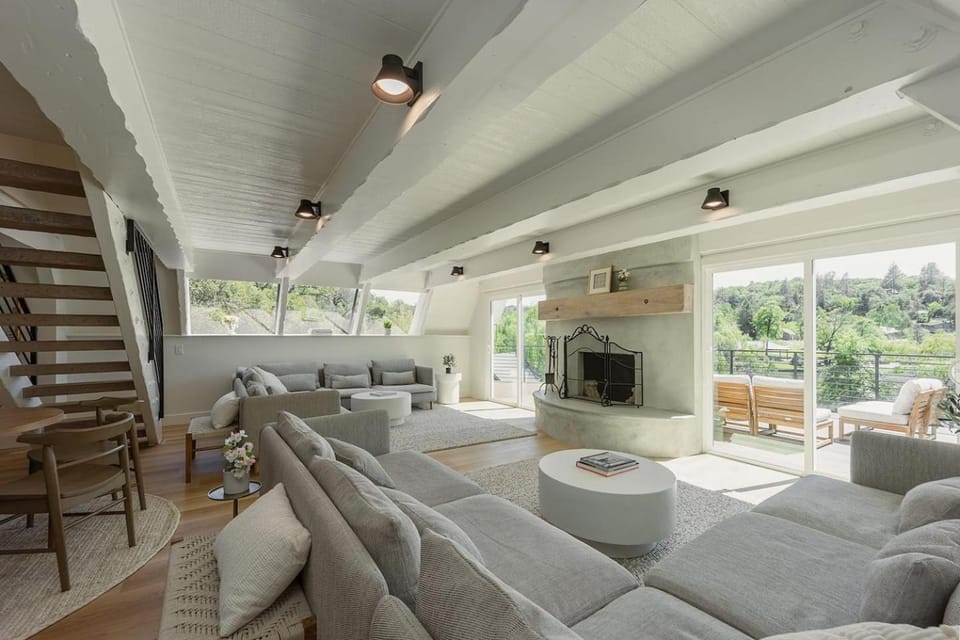 Lakefront Cottage at Lakewood House in Sierra Nevada