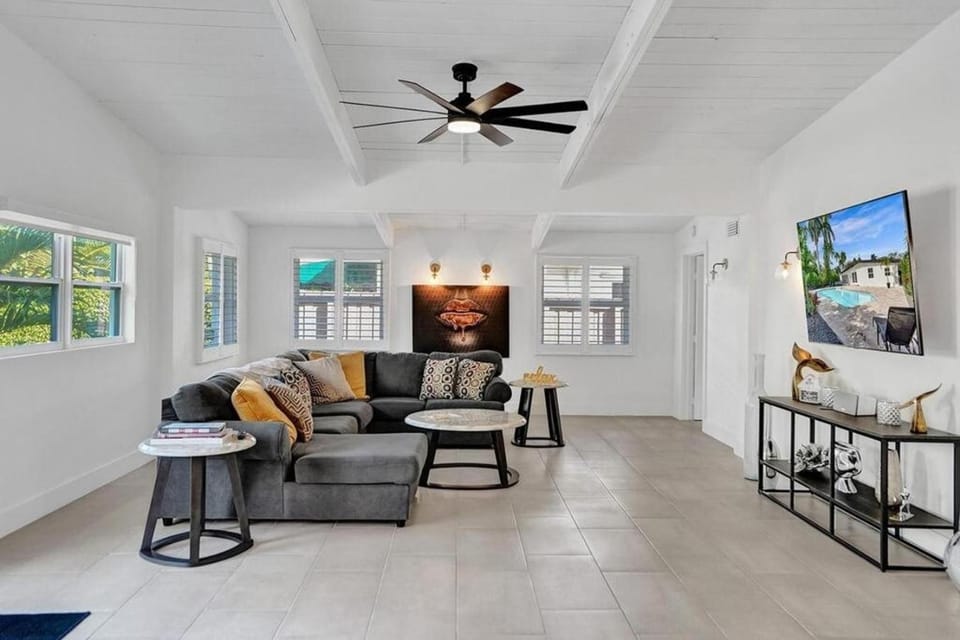 New ! Pool House 3-bedroom Home Victoria Park House in Fort Lauderdale