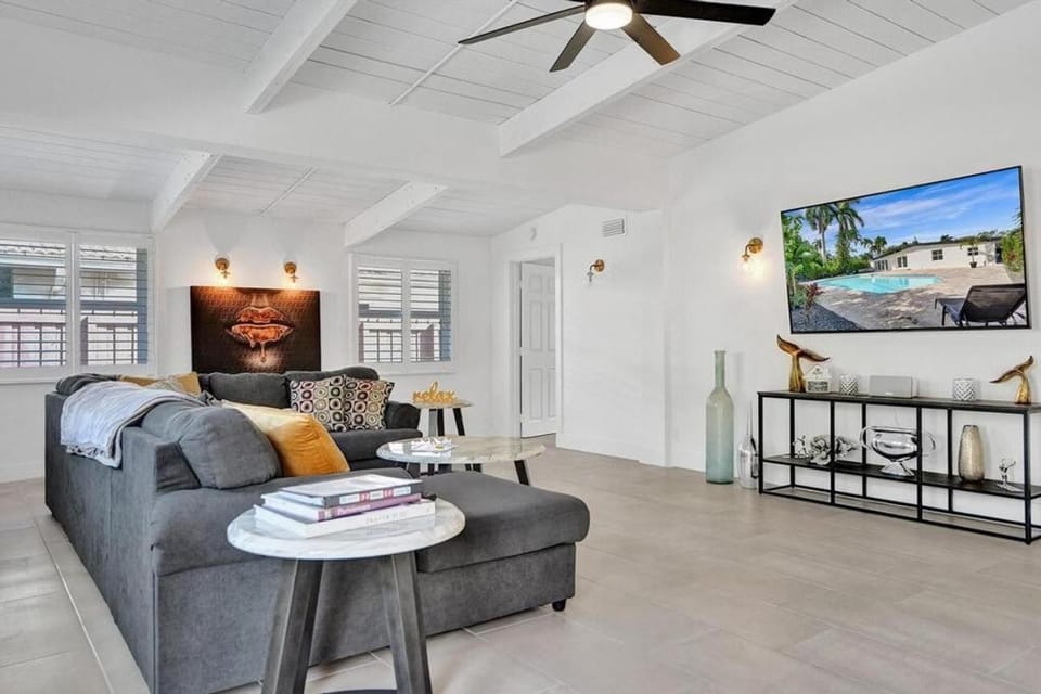 New ! Pool House 3-bedroom Home Victoria Park House in Fort Lauderdale